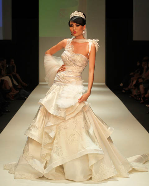 Dar Sara bridal gown for auction