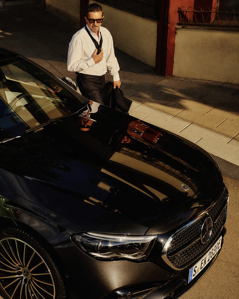 Antonio Banderas alongside a black Mercedes-Benz E-Klasse