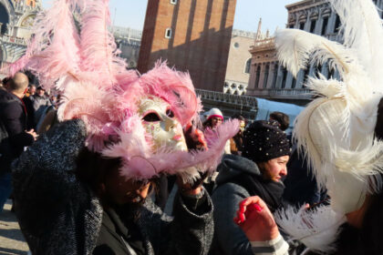 Chiuda Su Della Donna in Costume Blu E Bianco Luminoso E Maschera Decorata  Al Carnevale Di Venezia Fotografia Editoriale - Immagine di durante,  europa: 113877637