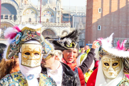 Chiuda Su Della Donna in Costume Blu E Bianco Luminoso E Maschera Decorata  Al Carnevale Di Venezia Fotografia Editoriale - Immagine di durante,  europa: 113877637