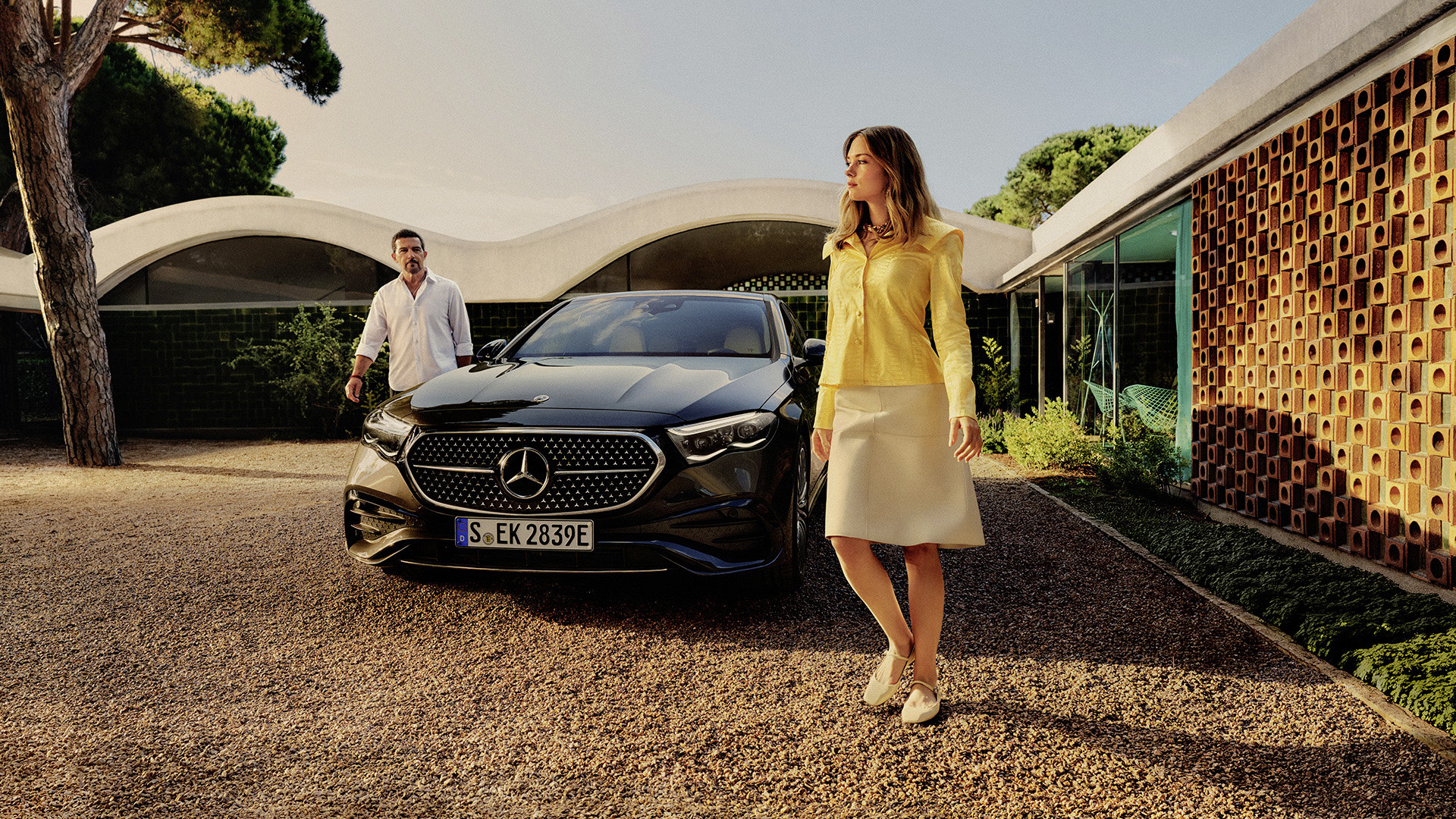 Stella Banderas in front of the Mercedes-Benz E-Klasse saloon, with her father Antonio to the side.